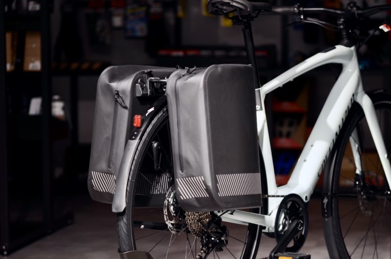 自転車通勤や通学にはパニアバッグが便利 スペシャライズドから Tail Wind のご紹介 Loop Cycle Blog